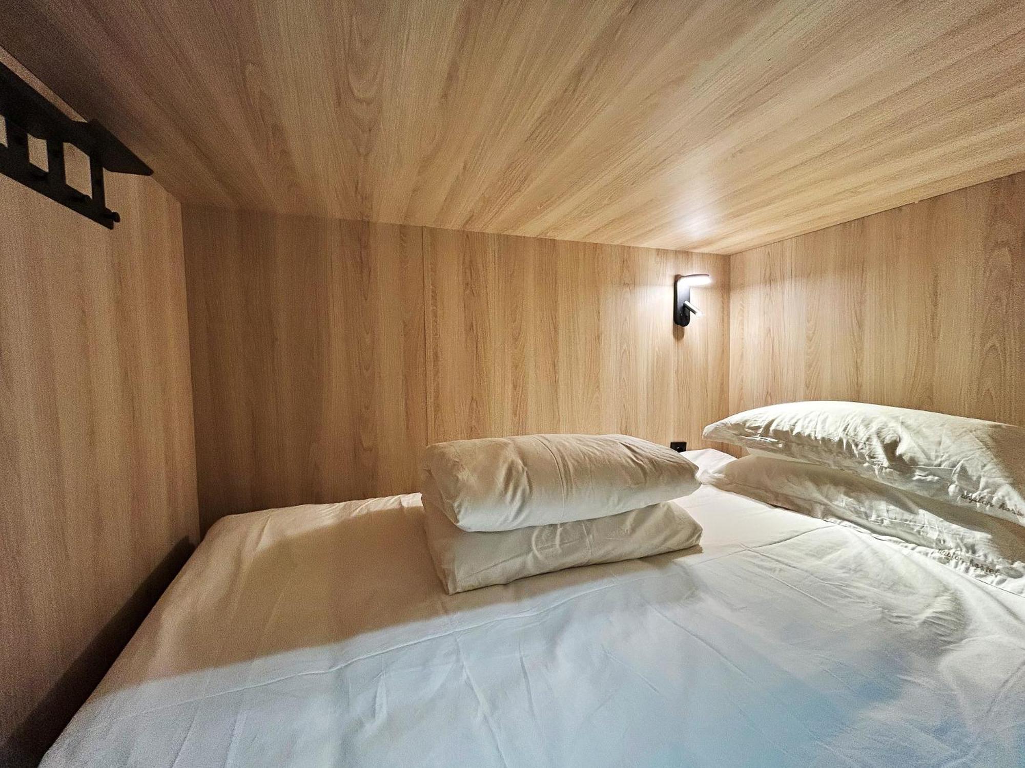 Unplan Hostel Madrid Buitenkant foto