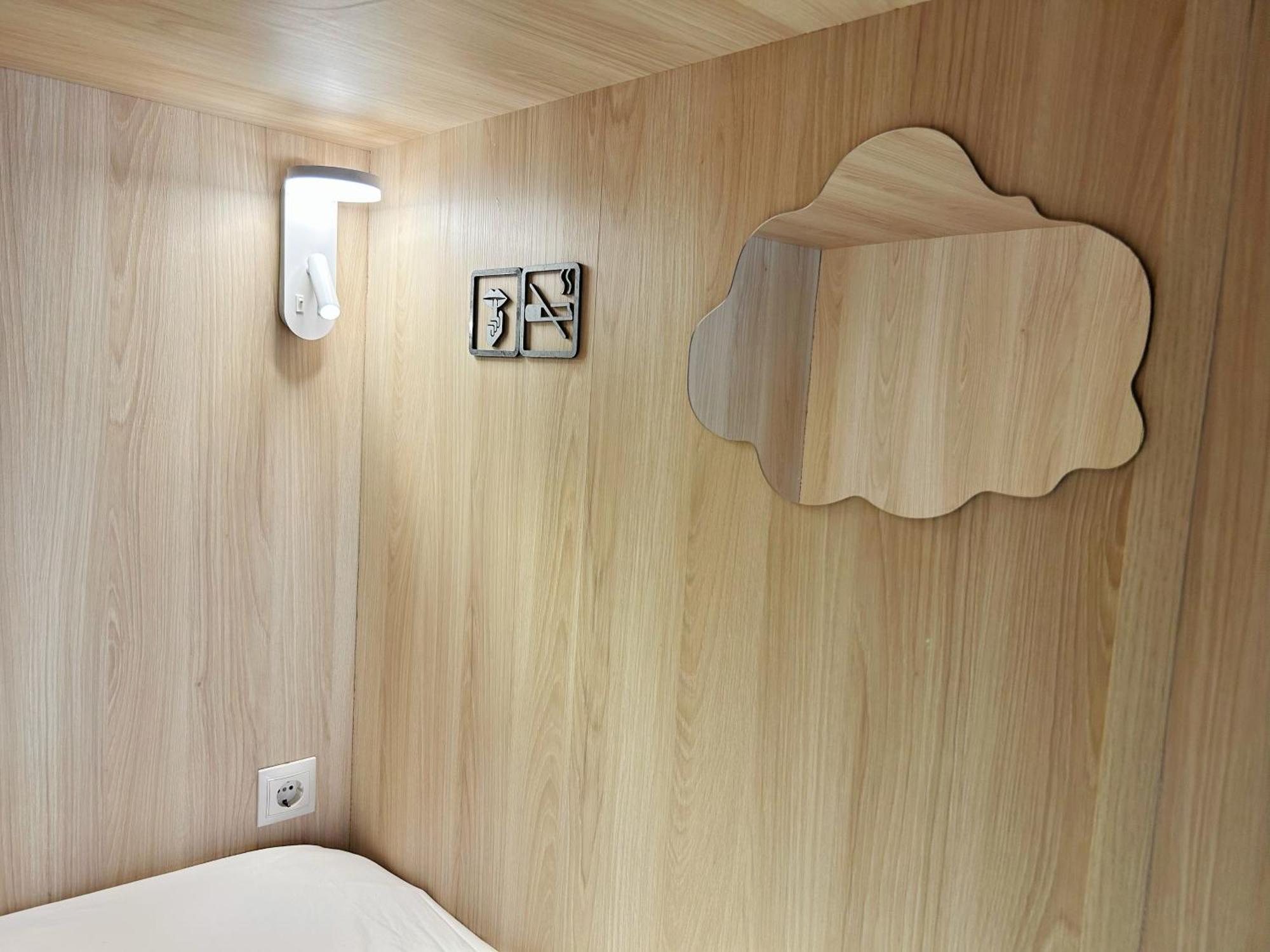 Unplan Hostel Madrid Buitenkant foto